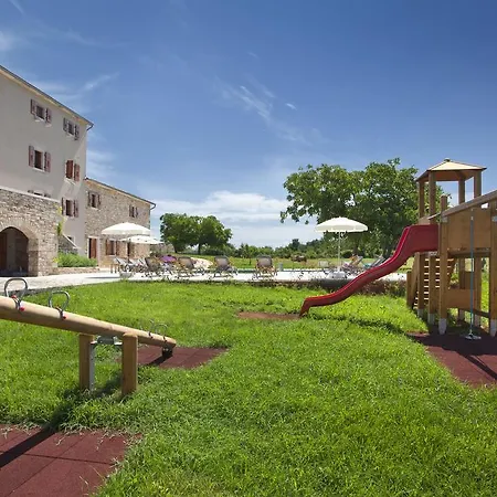Poropati, Groznjan, Istria - Luxury Countryside Estate For Up To 19 Persons - Large Pool Of 80m2 With Kids Section Grožnjan