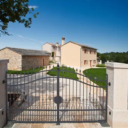 בית נופש Poropati, Groznjan, Istria - Luxury Countryside Estate For Up To 19 Persons - Large Pool Of 80m2 With Kids Section Grožnjan