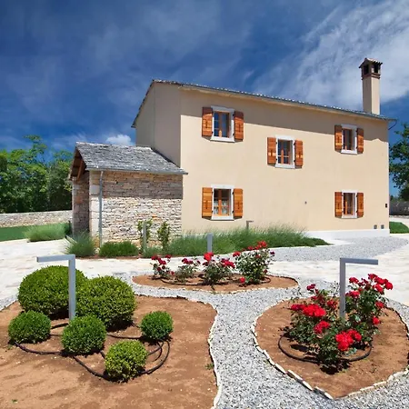 Poropati, Groznjan, Istria - Luxury Countryside Estate For Up To 19 Persons - Large Pool Of 80m2 With Kids Section *