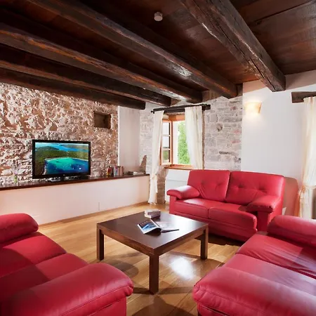 Σπίτι διακοπών Poropati, Groznjan, Istria - Luxury Countryside Estate For Up To 19 Persons - Large Pool Of 80m2 With Kids Section Grožnjan