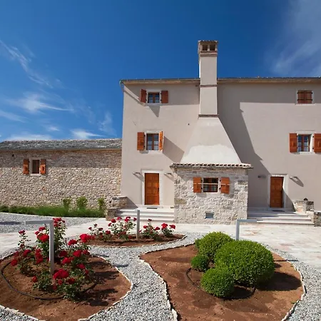 Poropati, Groznjan, Istria - Luxury Countryside Estate For Up To 19 Persons - Large Pool Of 80m2 With Kids Section Grožnjan