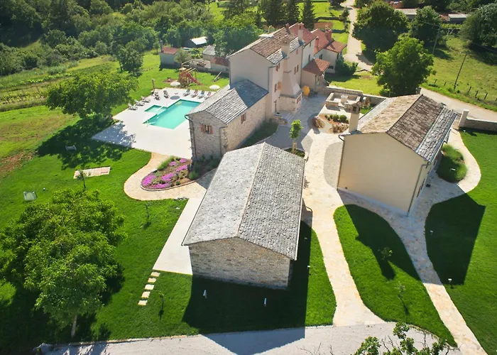 Poropati, Groznjan, Istria - Luxury Countryside Estate For Up To 19 Persons - Large Pool Of 80m2 With Kids Section 度假居