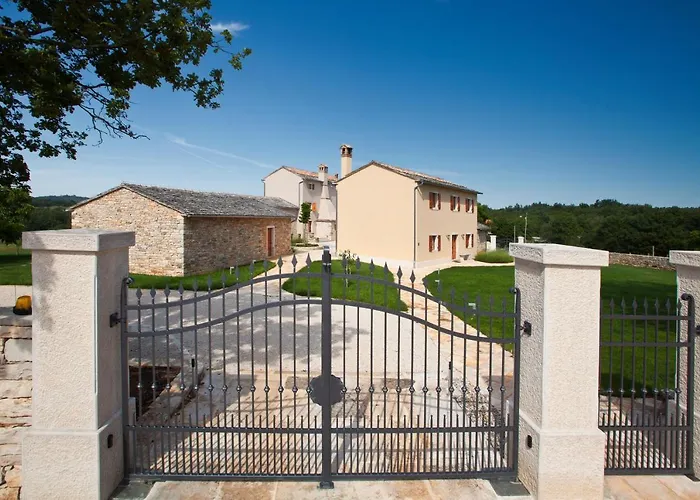 度假居 Poropati, Groznjan, Istria - Luxury Countryside Estate For Up To 19 Persons - Large Pool Of 80m2 With Kids Section Grožnjan